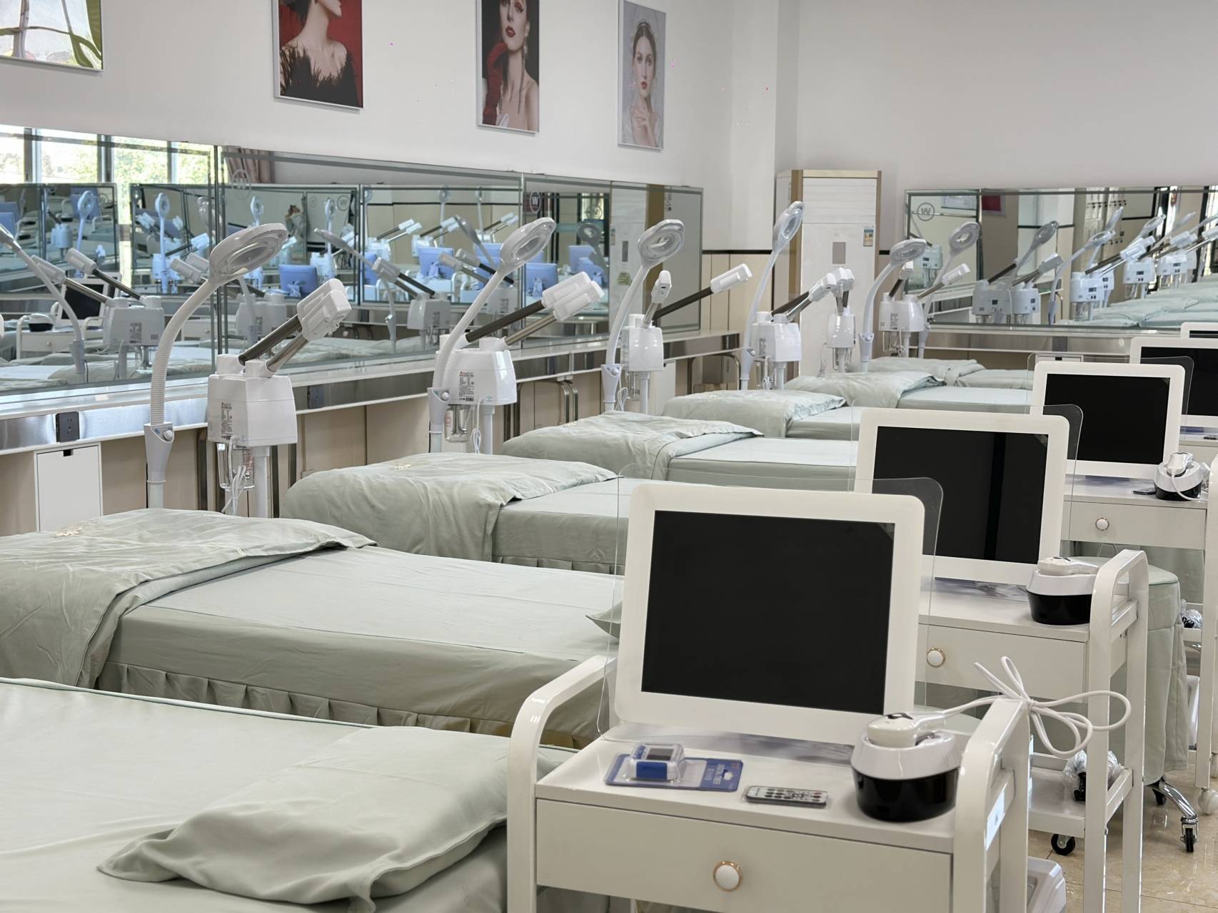 學(xué)化妝與古代化妝培訓(xùn)：行業(yè)解析與廣州萬(wàn)通美業(yè)學(xué)校推薦