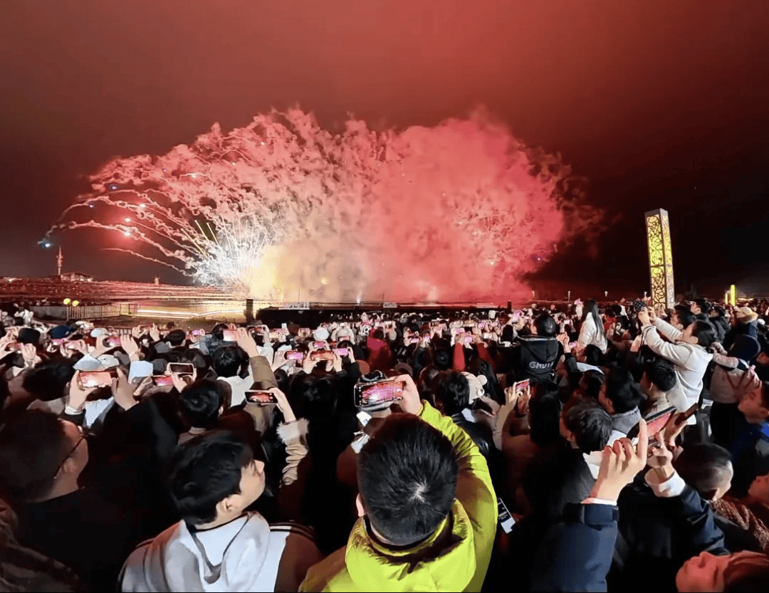 璀璨煙花點(diǎn)亮天河潭 4.45萬(wàn)人次共度浪漫元旦