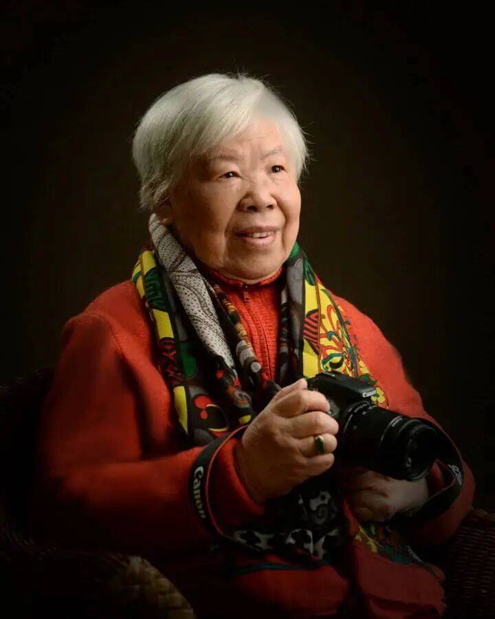新中國第一批女?dāng)z影記者曉莊去世，享年94歲