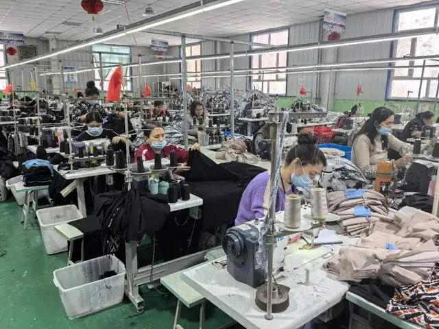 澤普縣：服裝企業(yè)生產(chǎn)忙 沖刺首季“開(kāi)門(mén)紅”