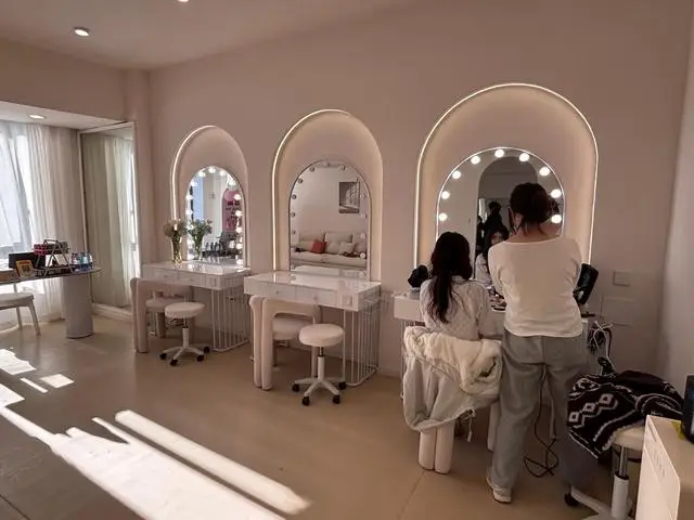 00后開共享化妝室：月租1千化妝品自備