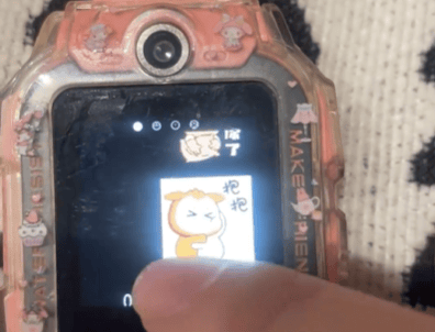 媽媽打開女兒電話手表，瞬間破防！給去世外公發(fā)兩年信息，滿屏都是“想你了”