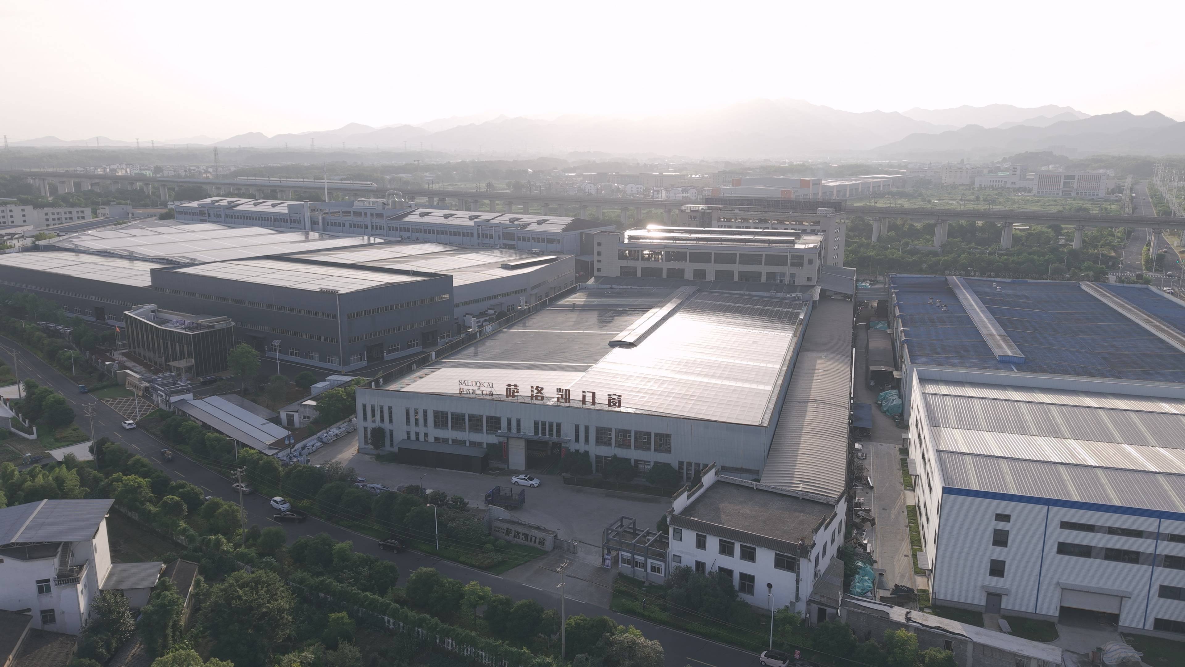 原創(chuàng)薩洛凱門(mén)窗榮膺“2025中國(guó)家居行業(yè)價(jià)值100公司”: 以高端大宅系統(tǒng)門(mén)窗專(zhuān)業(yè)服務(wù)與安全標(biāo)桿，引領(lǐng)行業(yè)價(jià)值競(jìng)爭(zhēng)新范式