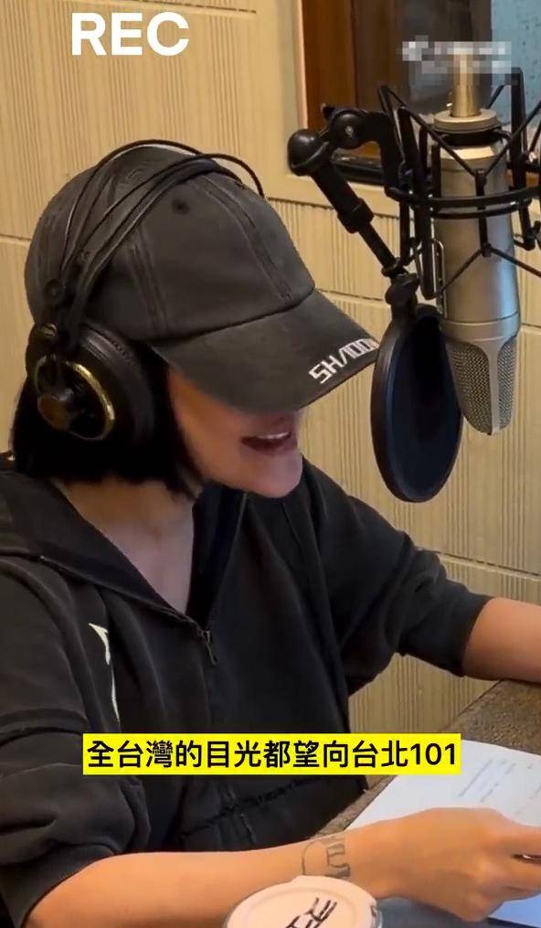 原創(chuàng)大S離世后第一個跨年，小S帶媽媽看煙花，S媽眼含熱淚惹人心疼