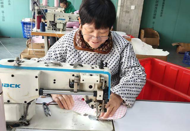 箱包廠里“縫”出好日子