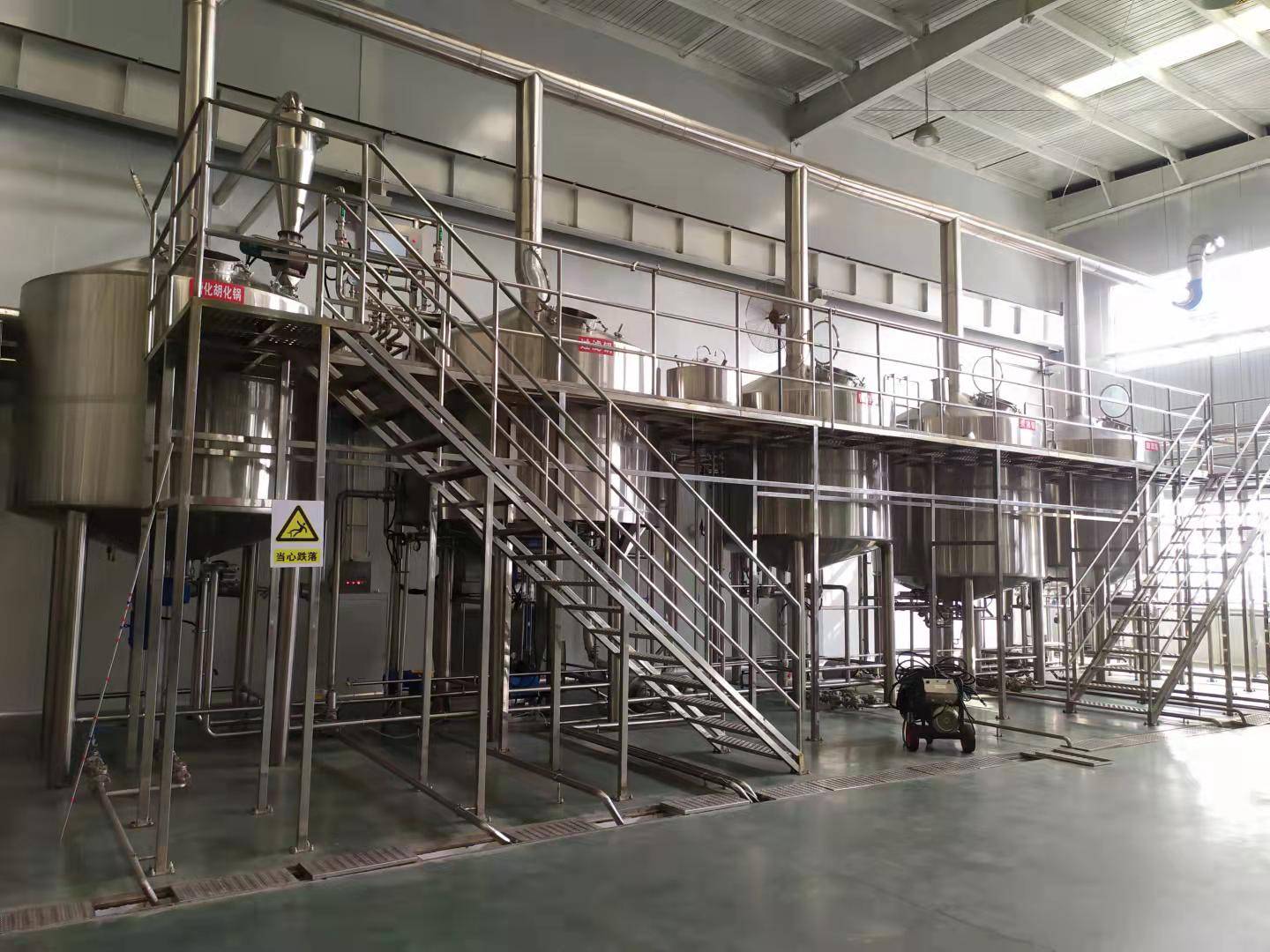 大型精釀啤酒設(shè)備源頭廠家 50000噸自釀啤酒設(shè)備