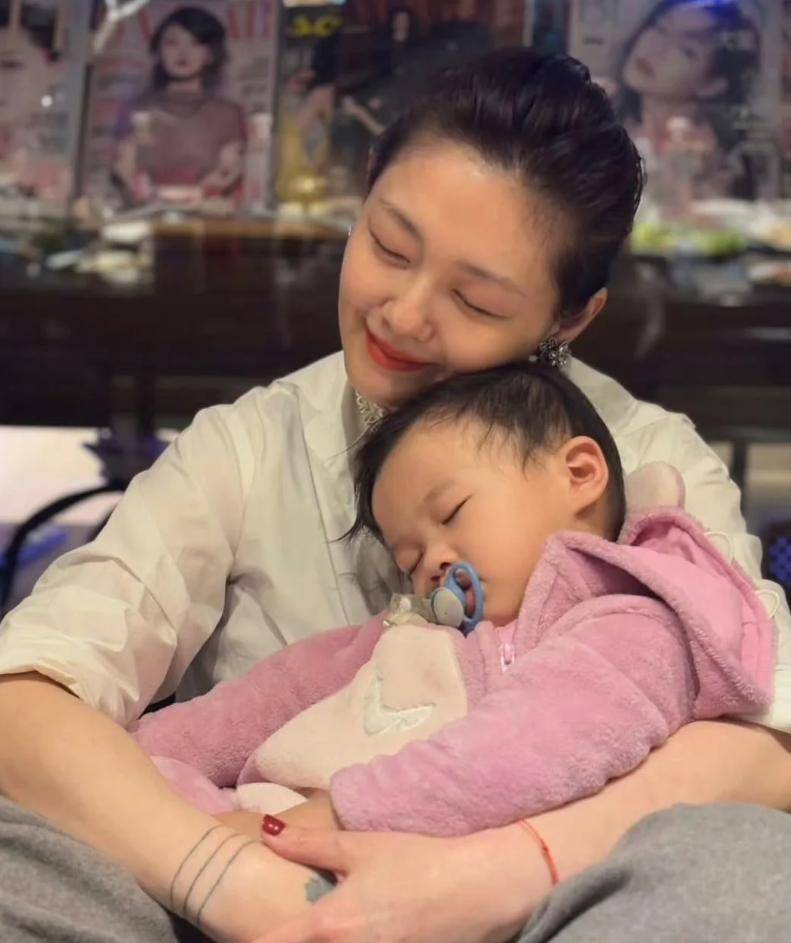 原創(chuàng)大S離世后第一個跨年，小S帶媽媽看煙花，S媽眼含熱淚惹人心疼