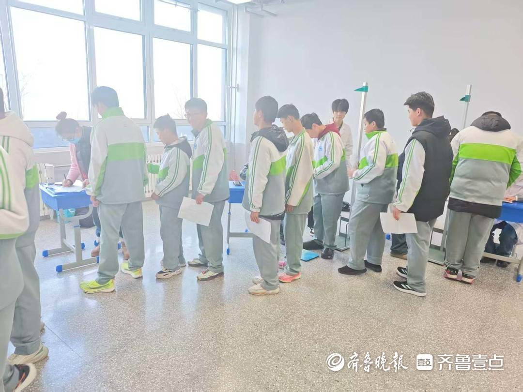 守護(hù)“睛”彩“視”界 棗莊市龍吟中學(xué)開展學(xué)生視力健康專項監(jiān)測
