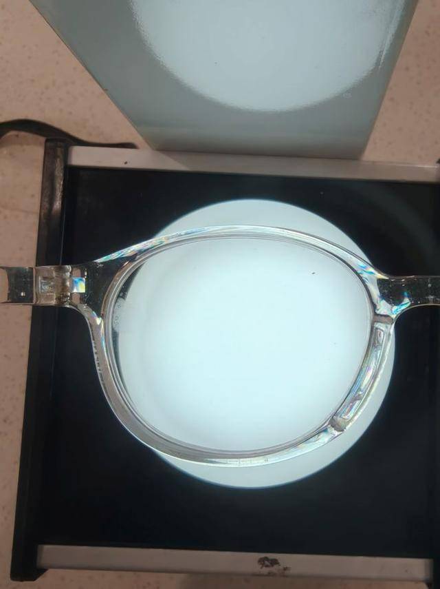 嚇人！眼鏡鏡片出現(xiàn)彩虹波紋，會(huì)傷眼？