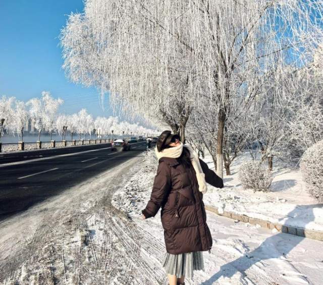 原創(chuàng)藍(lán)盈瑩吉林游玩，零下24度戶外只待半個(gè)小時(shí)就被凍傷，臉又紅又腫