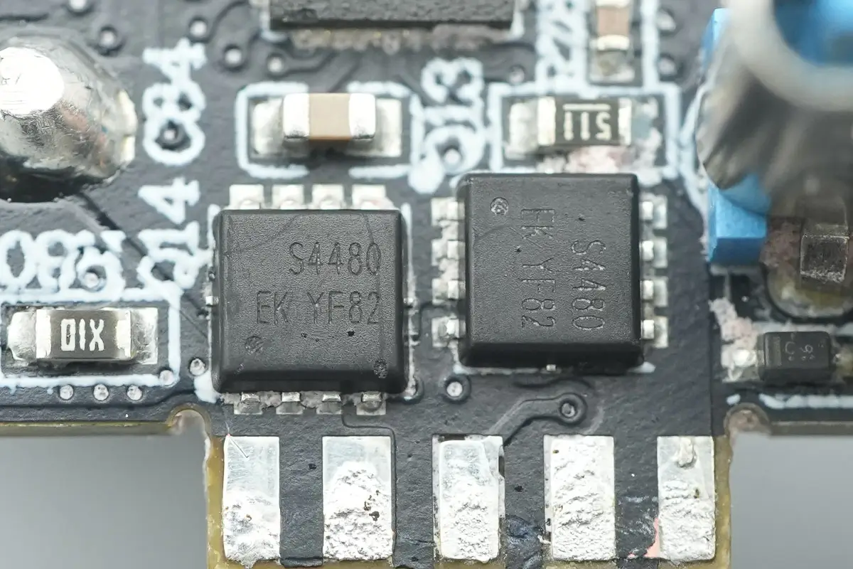 支持APP跨端查詢一鍵管理，安克Prime 150W充電底座拆解