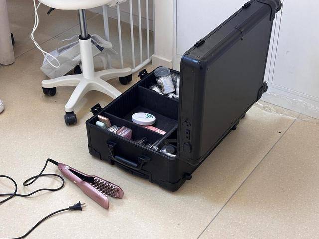 00后開共享化妝室：月租1千化妝品自備