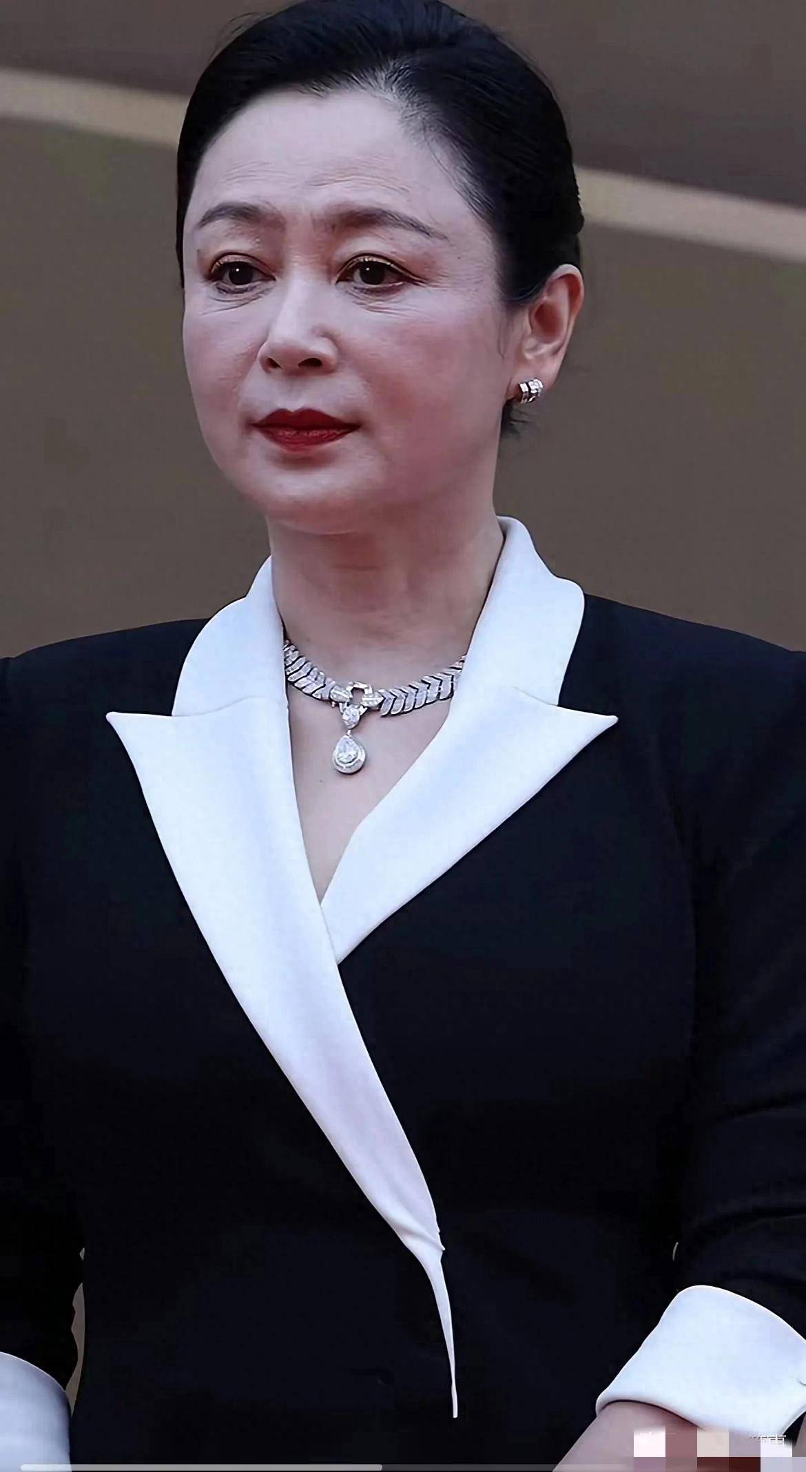 原創(chuàng)56歲陳紅近照曝光，化妝不化妝完全兩個人，有了大媽味道