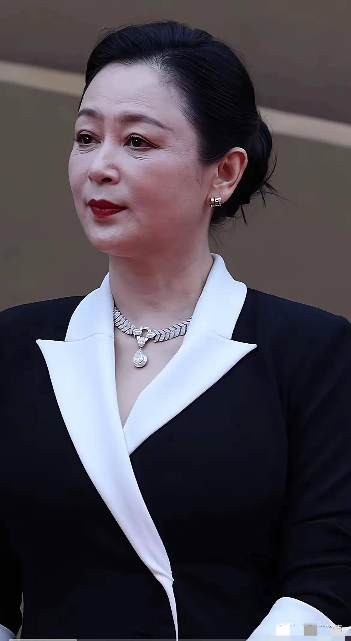 原創(chuàng)56歲陳紅近照曝光，化妝不化妝完全兩個人，有了大媽味道