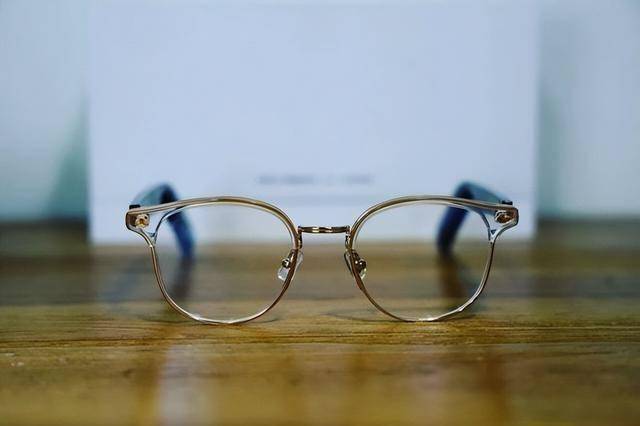 嚇人！眼鏡鏡片出現(xiàn)彩虹波紋，會(huì)傷眼？