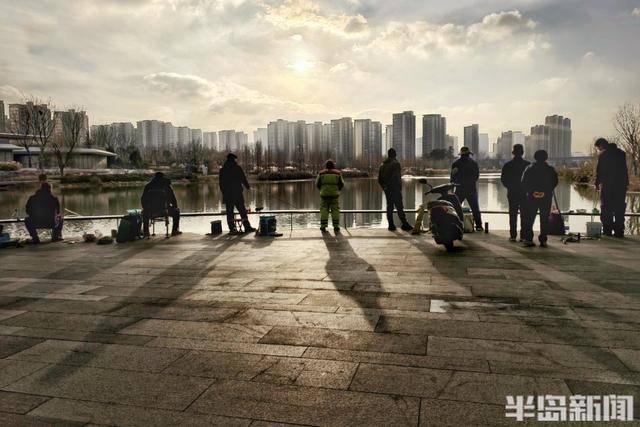 張村河畔夕照垂釣，暖冬繪就生態(tài)新景