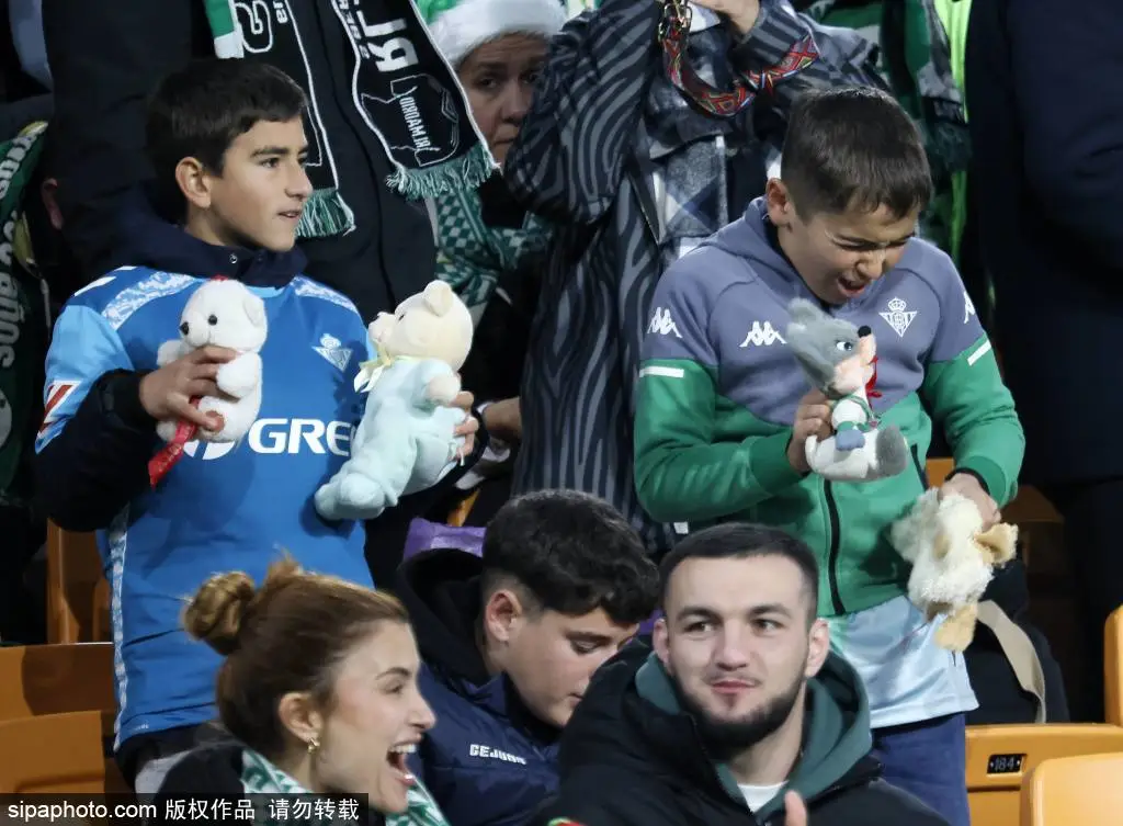 7萬人鼓掌！皇馬21歲小將封神戰(zhàn)：完美戴帽 佛爺親自祝賀