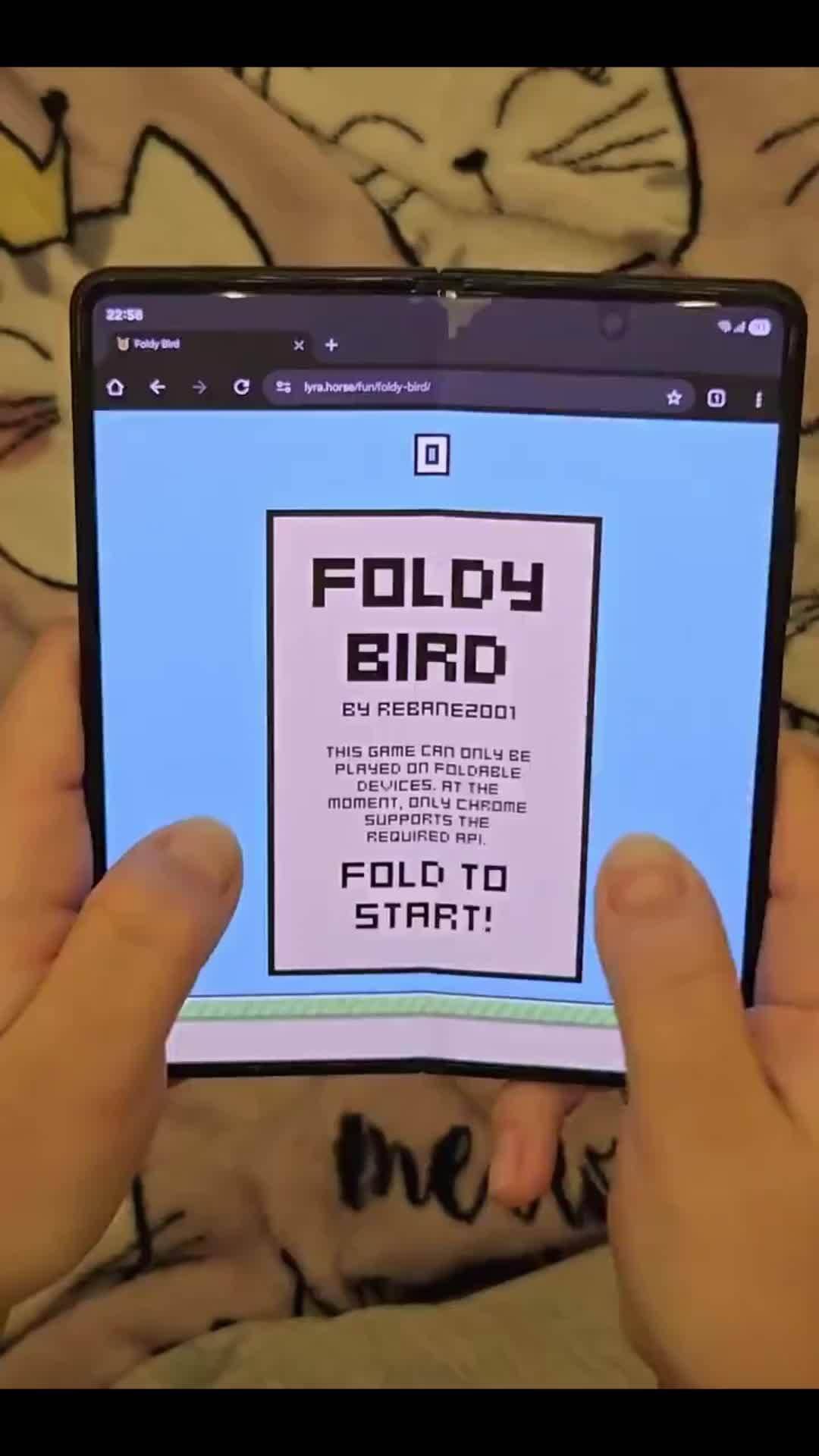鉸鏈大考驗，玩家用折疊屏手機開合游玩《Flappy Bird》小游戲