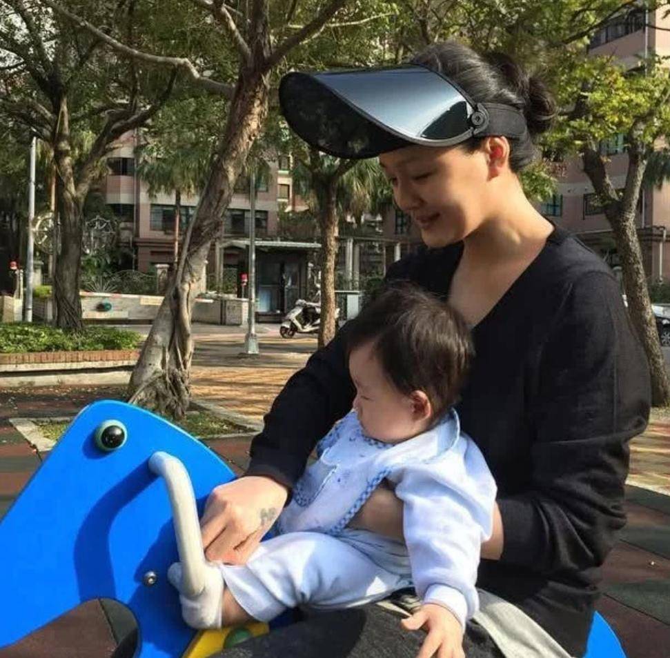 原創(chuàng)大S離世后第一個跨年，小S帶媽媽看煙花，S媽眼含熱淚惹人心疼