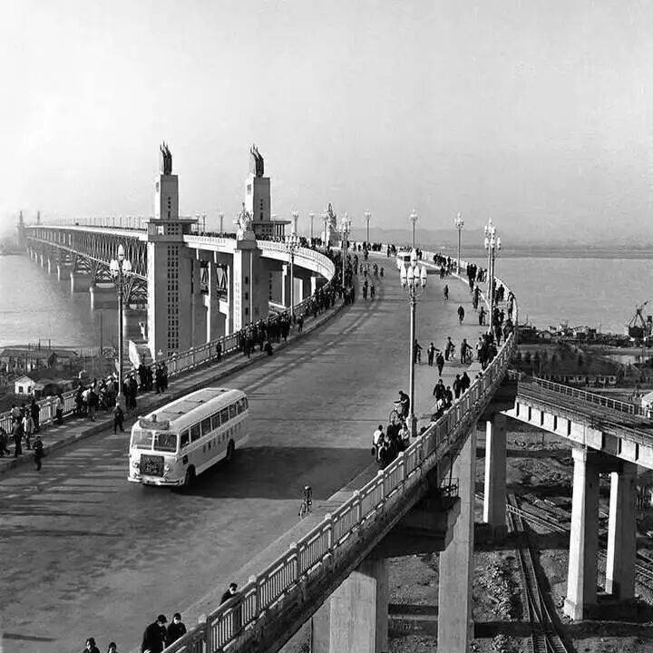 新中國(guó)第一批女?dāng)z影記者曉莊去世，享年94歲