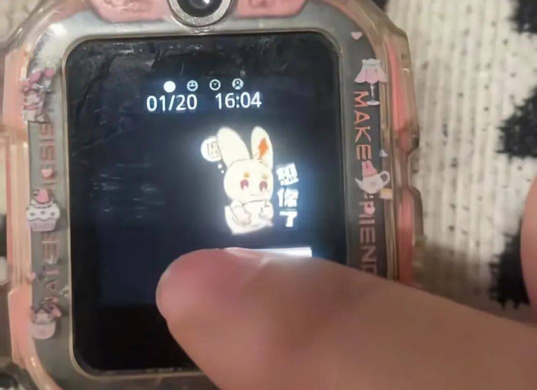 媽媽打開女兒電話手表，瞬間破防！給去世外公發(fā)兩年信息，滿屏都是“想你了”