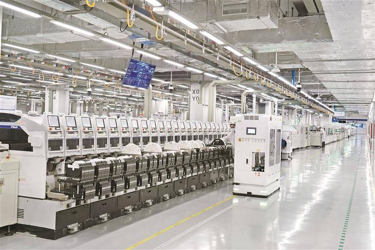 手機(jī)產(chǎn)速開(kāi)掛 機(jī)械臂揮舞 產(chǎn)能值拉滿(mǎn)