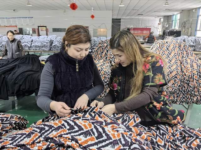 澤普縣：服裝企業(yè)生產忙 沖刺首季“開門紅”