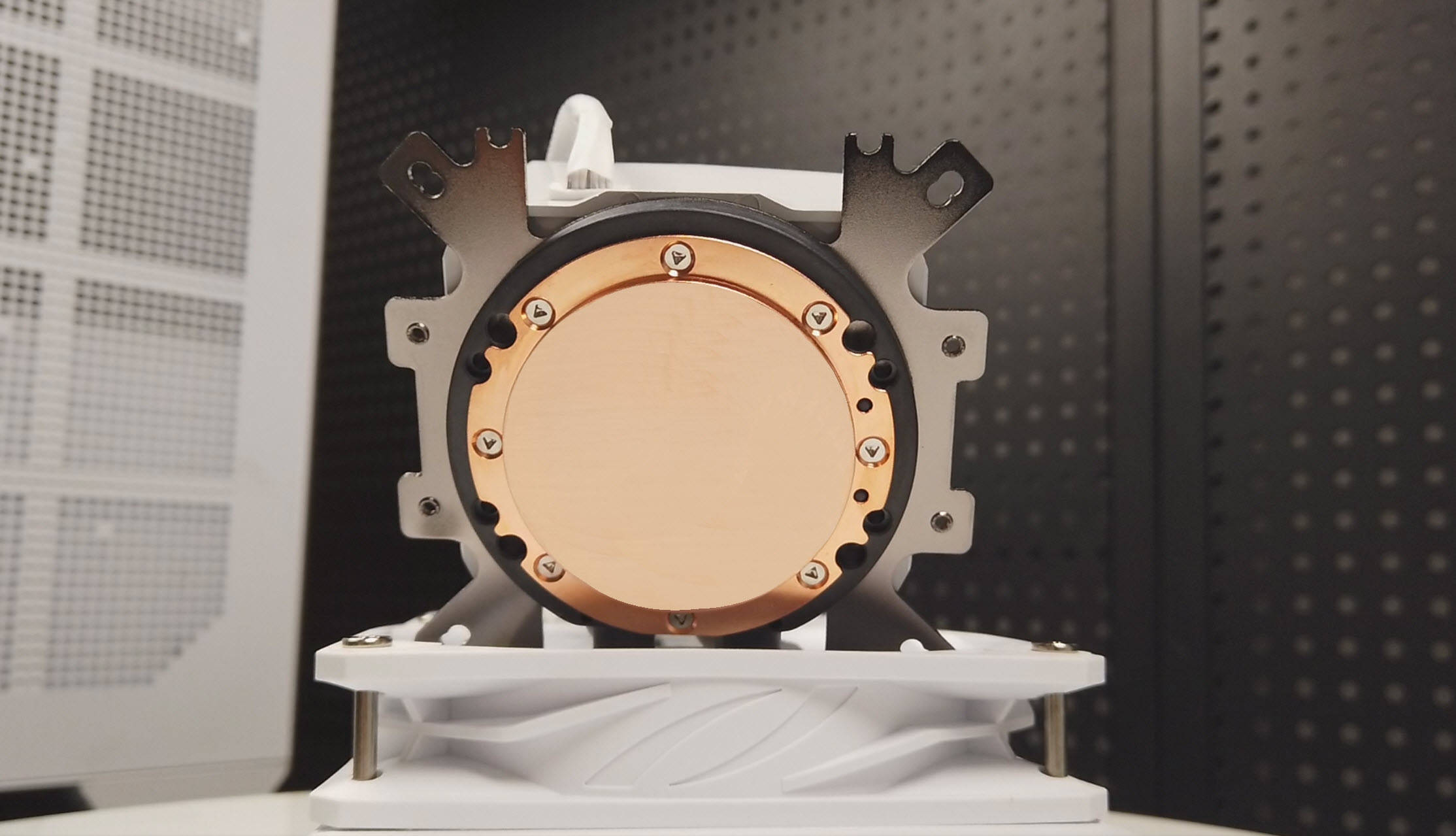 原創(chuàng)誰(shuí)還買上代i5？Ultra5千元神U實(shí)測(cè)碾壓，搭迫擊炮主板裝機(jī)黨狂喜