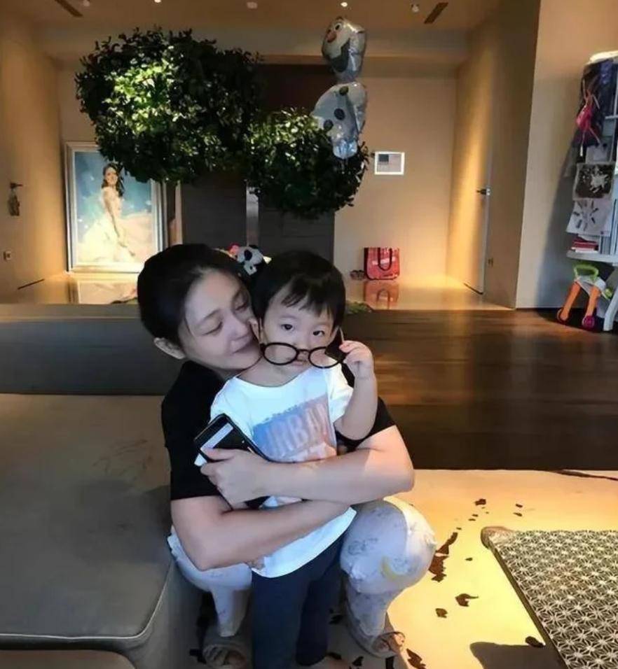 原創(chuàng)大S離世后第一個跨年，小S帶媽媽看煙花，S媽眼含熱淚惹人心疼