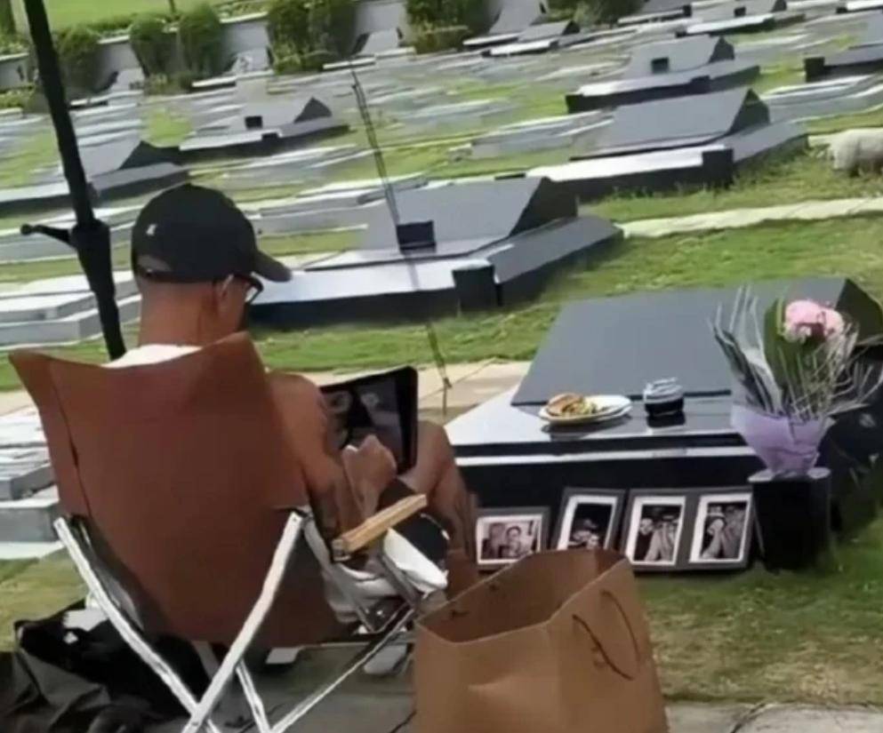 原創(chuàng)大S離世后第一個跨年，小S帶媽媽看煙花，S媽眼含熱淚惹人心疼