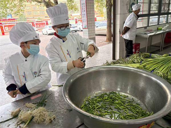 祁陽(yáng)市人民中心小學(xué)：“大小幫廚”進(jìn)食堂 勞動(dòng)教育“味”更濃