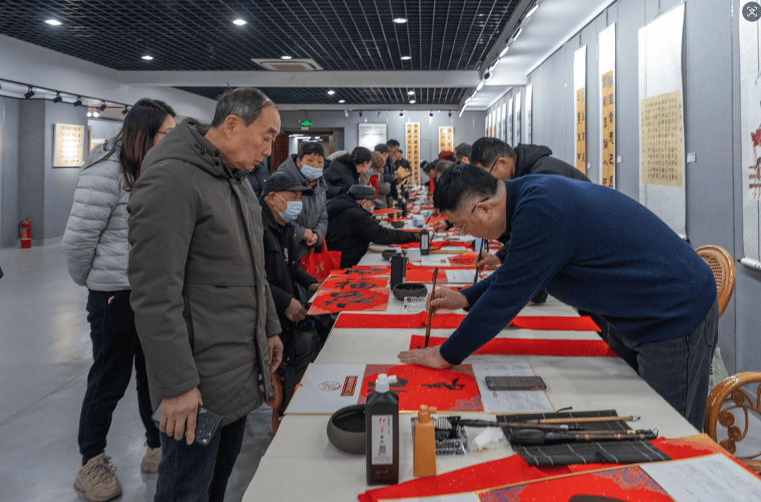 《揚(yáng)州晚報(bào)》創(chuàng)刊30周年之際，書法名家手寫春聯(lián)送祝福