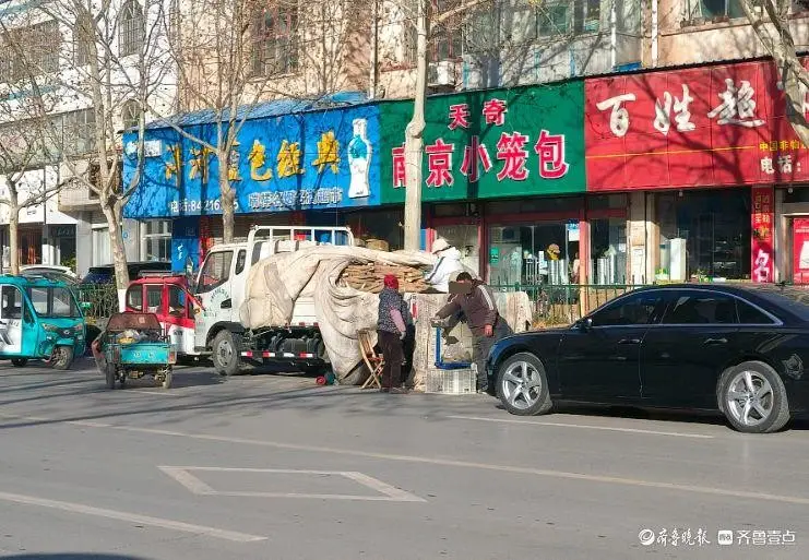 情報(bào)站·隨手拍|濟(jì)南濟(jì)陽實(shí)驗(yàn)小學(xué)周邊商販占道，交通擁堵成難題