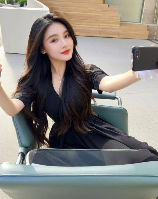 原創(chuàng)開心一笑：姑娘和男友恩愛時忘記拉窗簾，結果六旬老漢住院了……