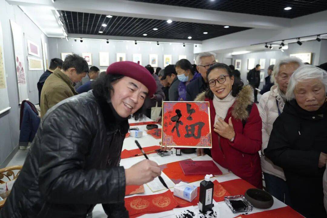 《揚(yáng)州晚報(bào)》創(chuàng)刊30周年之際，書法名家手寫春聯(lián)送祝福