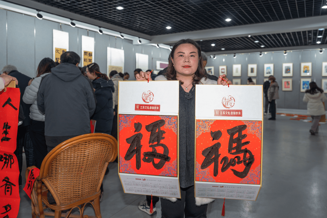 《揚(yáng)州晚報(bào)》創(chuàng)刊30周年之際，書法名家手寫春聯(lián)送祝福