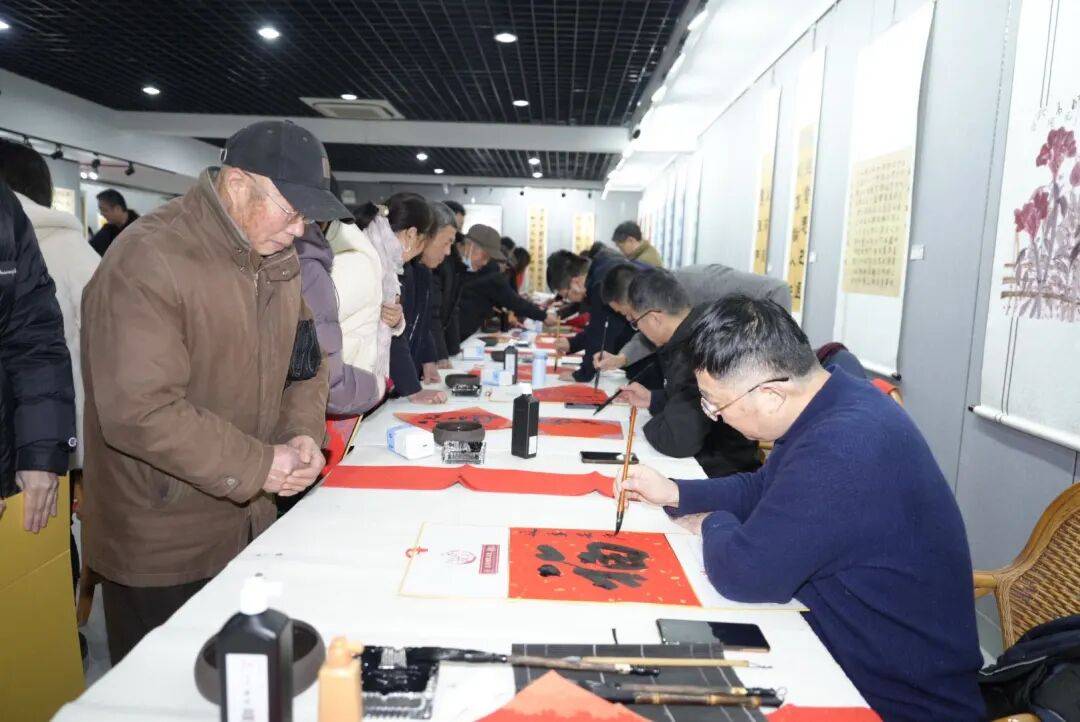 《揚(yáng)州晚報(bào)》創(chuàng)刊30周年之際，書法名家手寫春聯(lián)送祝福