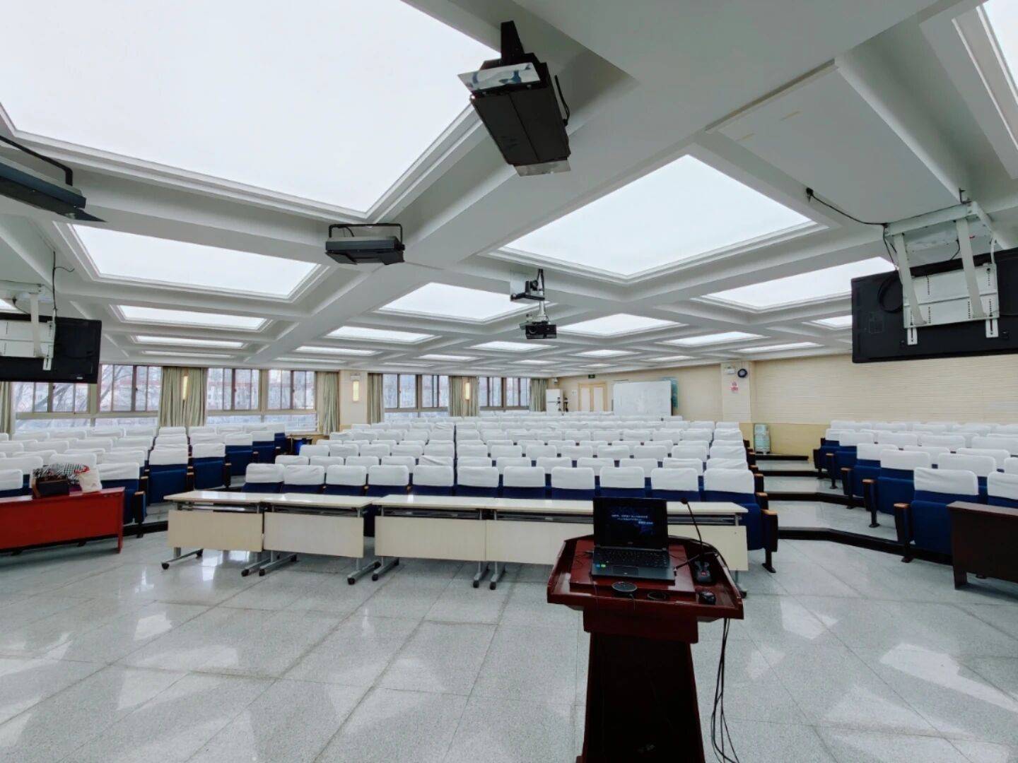 200多個中學老師，集體……