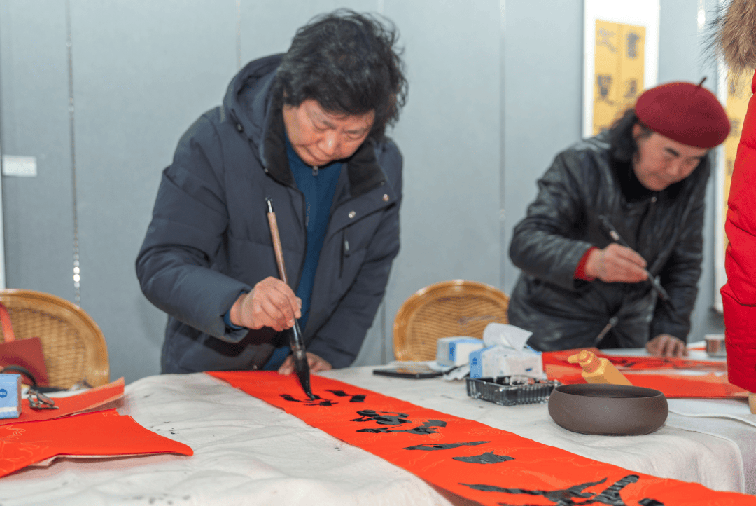 《揚(yáng)州晚報(bào)》創(chuàng)刊30周年之際，書法名家手寫春聯(lián)送祝福