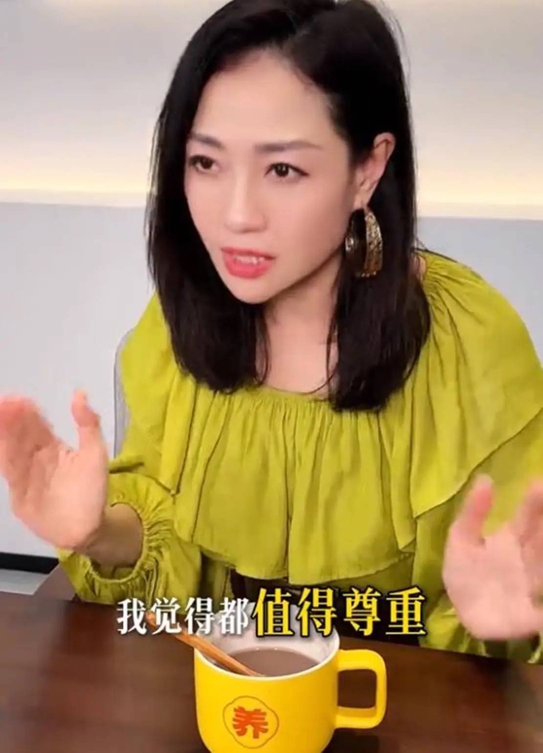 原創(chuàng)最美亞姐楊玉梅：香港租房一年開銷40萬，60歲還不敢結(jié)婚生子