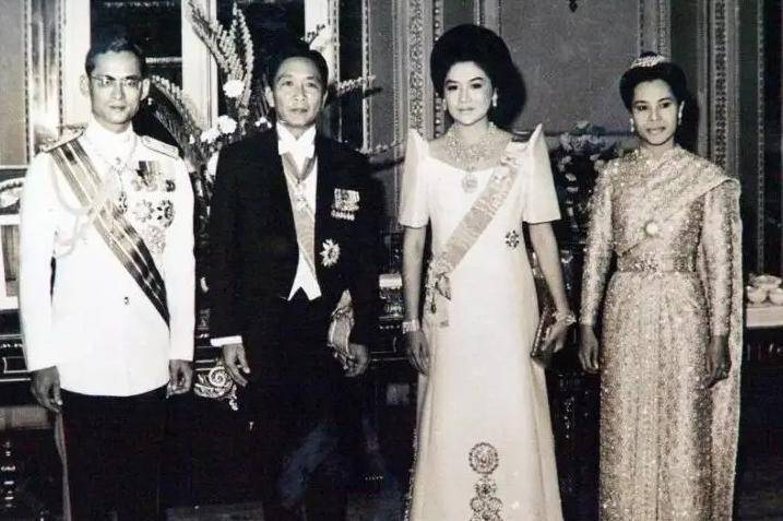 原創(chuàng)全球最貪總統(tǒng)！家中數(shù)噸黃金29架私人飛機4500畝房產(chǎn)，拖垮國家經(jīng)濟