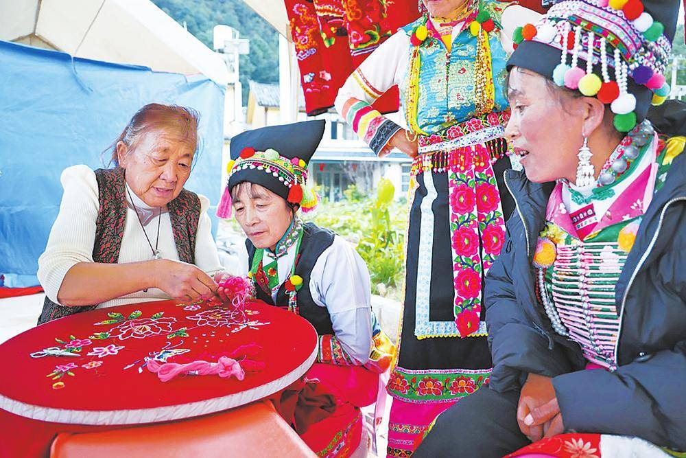 掇花背腰刺繡傳承人曾艷麗指尖針線舞歲月鑄匠心