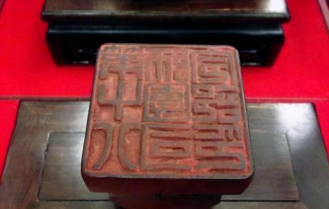 原創(chuàng)94歲失明老人，因收藏日軍大印暴露身份，為何軍區(qū)開6輛坦克相迎