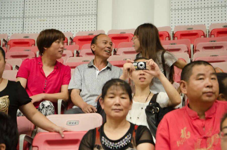 “替英雄同學(xué)盡孝”，大學(xué)生們堅(jiān)持了15年