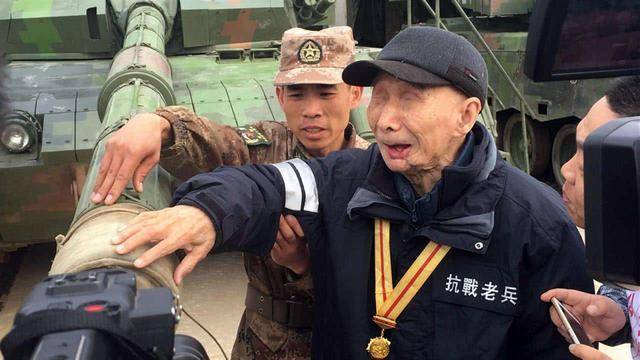 原創(chuàng)94歲失明老人，因收藏日軍大印暴露身份，為何軍區(qū)開6輛坦克相迎