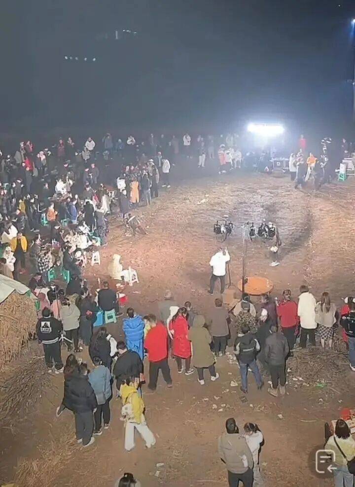 女子不會殺豬網(wǎng)上求助，上千網(wǎng)友驅(qū)車來幫忙！10萬人在線圍觀…