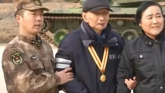 原創(chuàng)94歲失明老人，因收藏日軍大印暴露身份，為何軍區(qū)開6輛坦克相迎