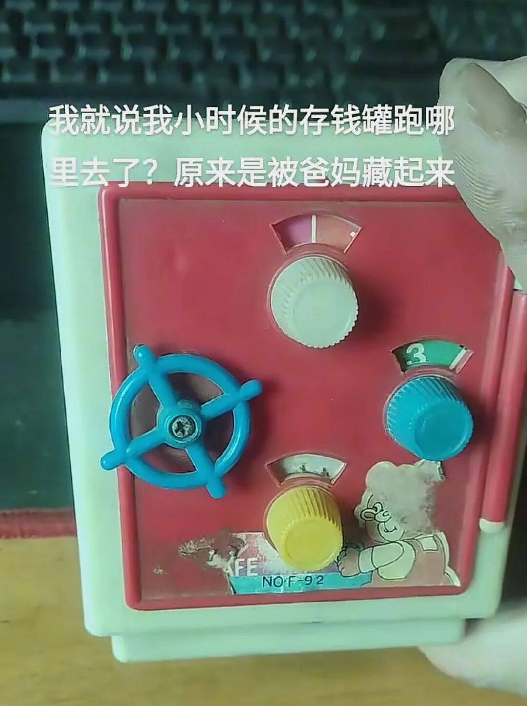 “女兒穿上我兒時的衣服，這是姥姥收藏了三十年的愛呀……”