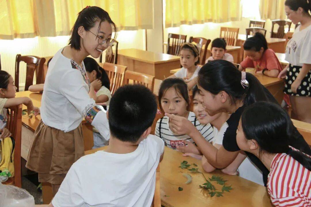 “替英雄同學(xué)盡孝”，大學(xué)生們堅(jiān)持了15年