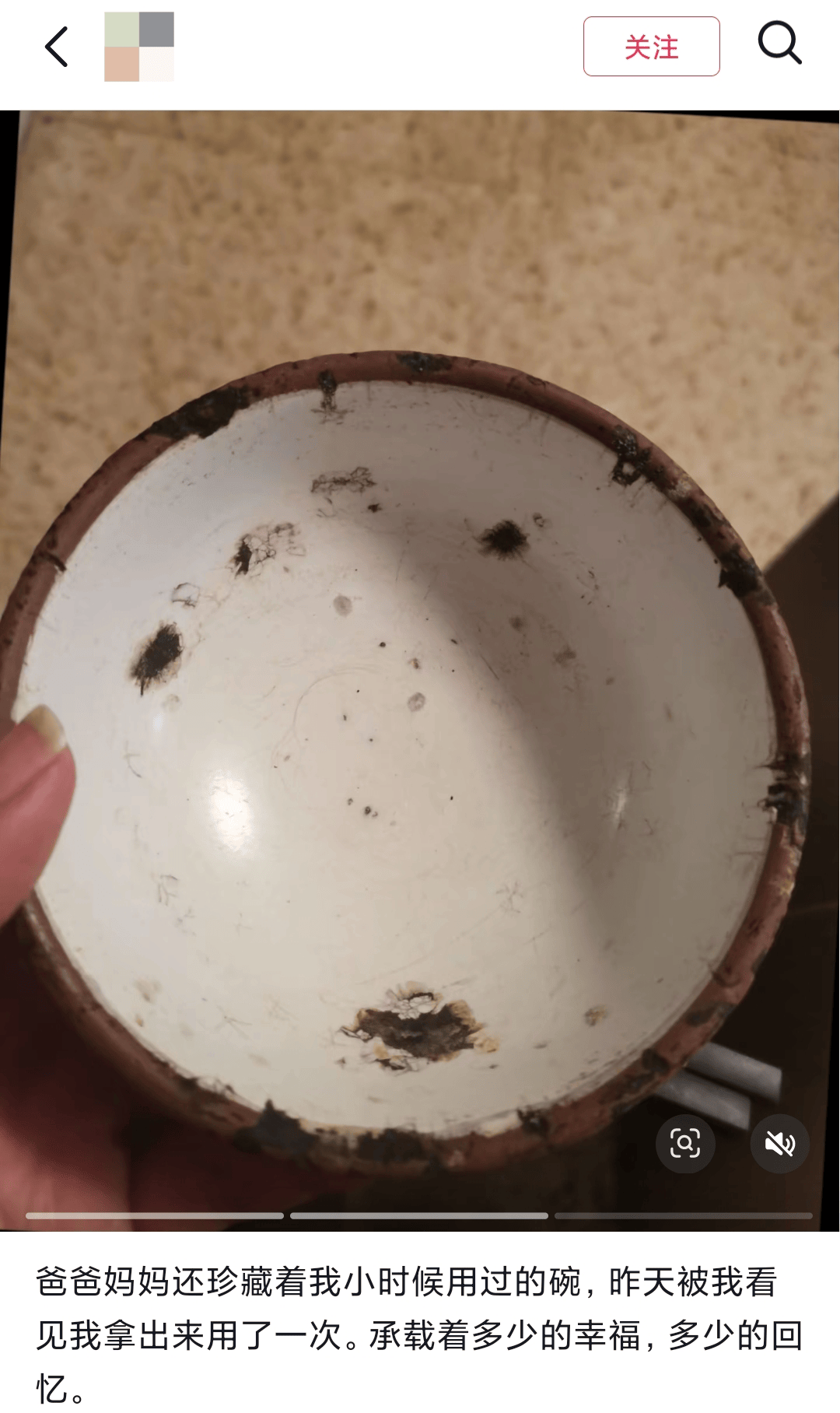 “女兒穿上我兒時的衣服，這是姥姥收藏了三十年的愛呀……”